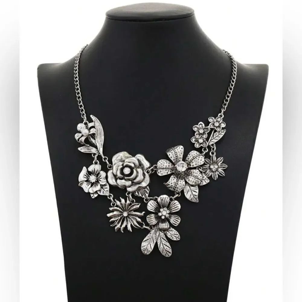 Flower statement necklace S784